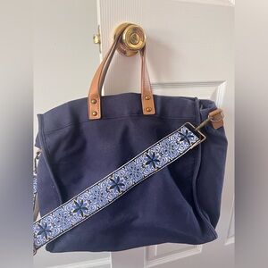 Crossbody tote bag with water bottle holder